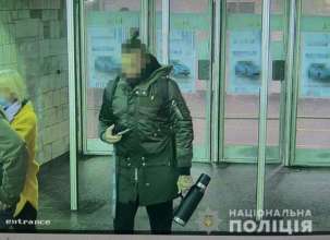Фото: Національна поліція У метро Києва чоловік вдарив жінку та погрожував пістолетом