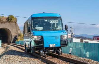Фото: Asa Seaside Railways В Японії створили автобус, який може їздити залізничними коліями