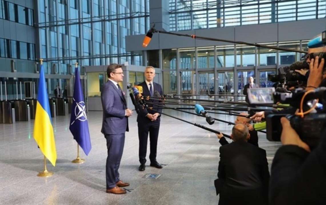 Столтенберг та Кулеба обговорили постачання зброї Україні/Фото: Twitter Столтенберг та Кулеба