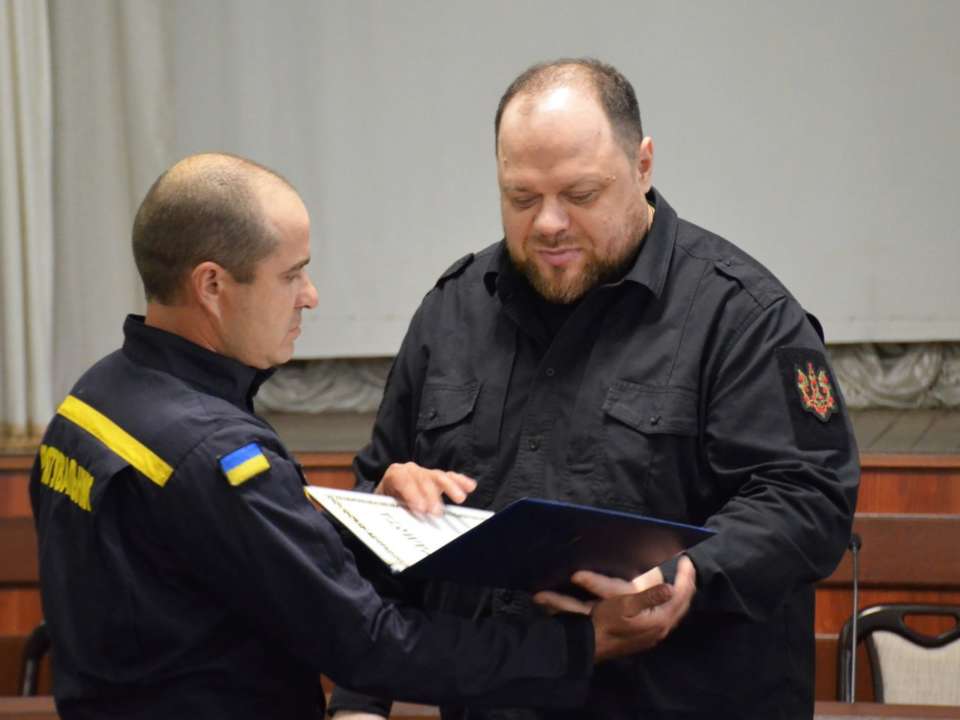 Глава парламента вручил спасателям ГСЧС грамоты и медали / Фото: t.me/dsns_telegram Глава парламента вручил спасателям ГСЧС грамоты и медали / Фото: t.me/dsns_telegram