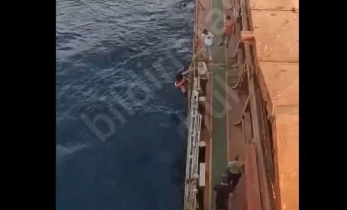 Біля берегів Туреччини рятували українського моряка/Фото: скрін відео Провів у воді 20 год: біля берегів Туреччини врятували українського моряка, який випав за борт