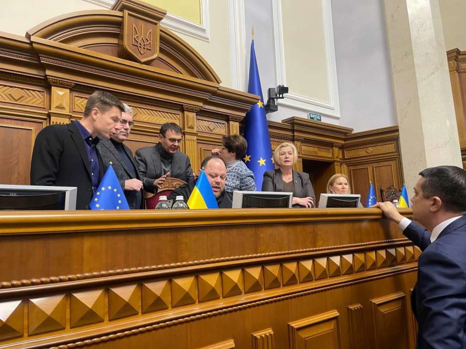 В Раде блокировали трибуну с требованием поставить на голосование постановление о Безуглой/Фото: yzheleznyak Спасти Безуглую: Руслан Стефанчук закрыл сессию, чтобы не ставить на голосование ее отзыв
