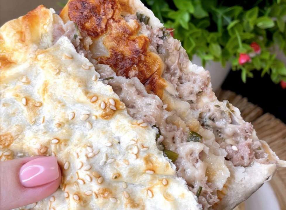 Пошаговый рецепт чебуреков с мясом и сыром / Фото: instagram/vistovska_cooking Пошаговый рецепт чебуреков с мясом и сыром / Фото: instagram/vistovska_cooking