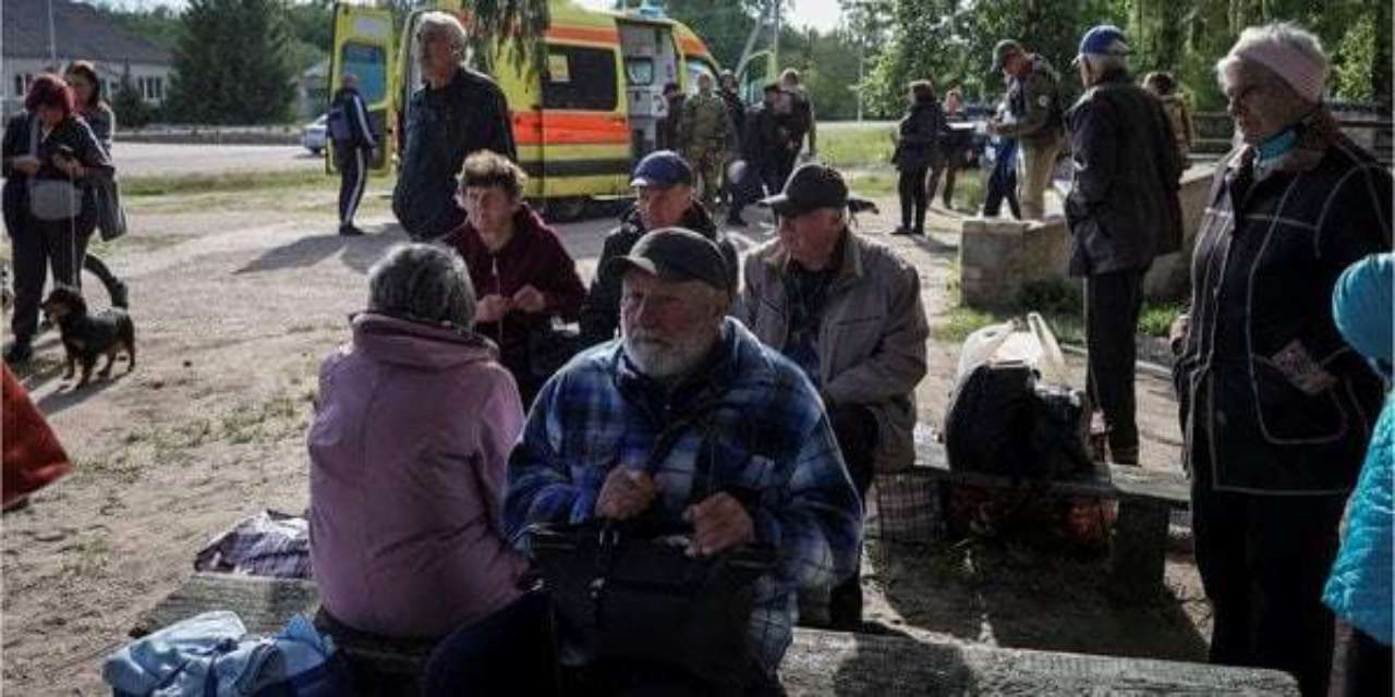 російські військові, які намагалися закріпитись у місті, не дозволяли місцевим мешканцям евакуйовуватися/Фото: REUTERS росіяни беруть мирних жителів Вовчанська в полон – МВС