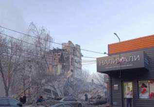 В Кривом Роге прямой «прилет» баллистики в жилой дом/Фото: dmytro_lubinetzs россияне ударили баллистикой по 4-этажному жилому дому в Кривом Роге