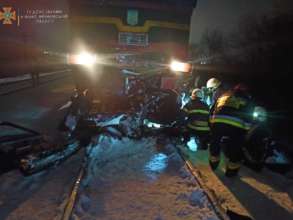 В Ивано-Франковской области поезд снес автомобиль/Фото: Facebook В Ивано-Франковской области поезд снес автомобиль