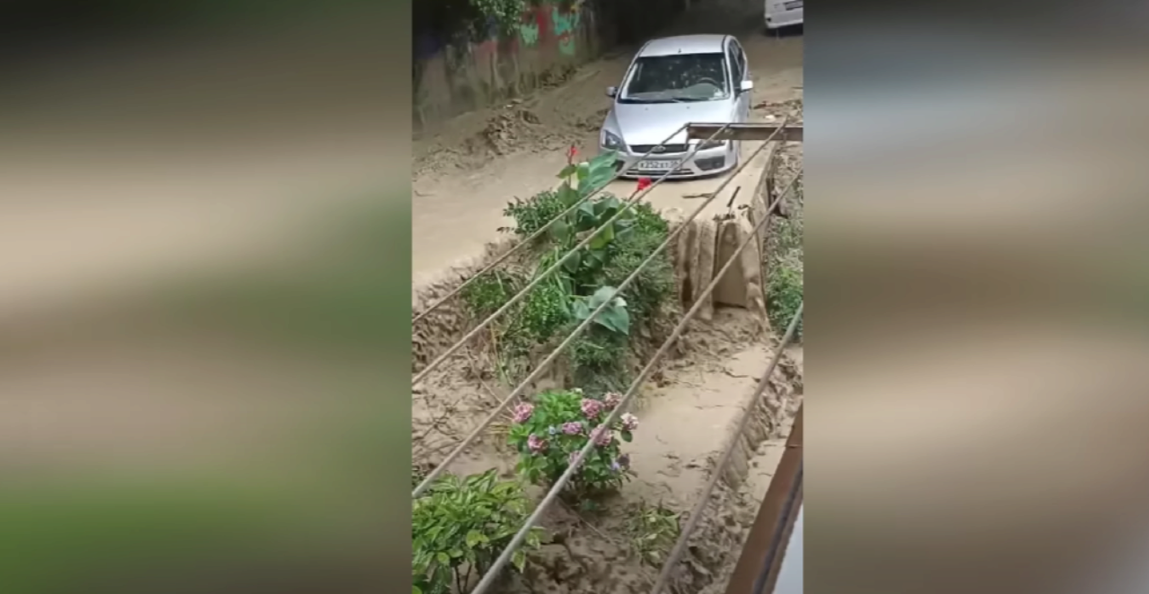 В сочи затопило улицы. Фото: Скриншот с видео потоп у сочи