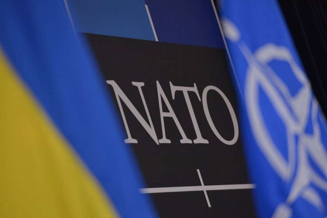 Члены НАТО поддерживают Украину через контактную группу по обороне под руководством США и через Комплексный пакет помощи НАТО Члены НАТО поддерживают Украину через контактную группу по обороне под руководством США и через Комплексный пакет помощи НАТО