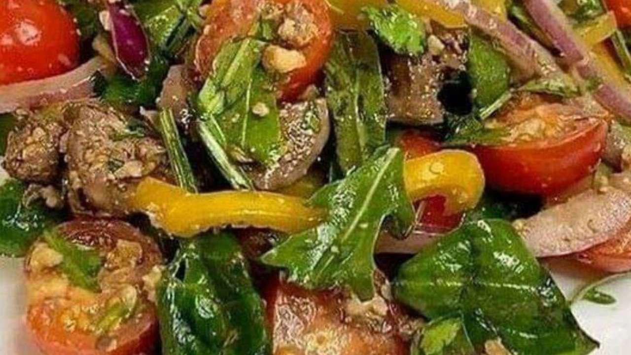 Цікаво і смачно: теплий салат з печінкою, болгарським перцем та руколою