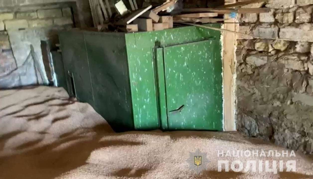 Фото: МВД Украины (Facebook) В Винницкой области фермер закрыл в сушилке для фруктов своего рабочего: в чем провинился мужчина