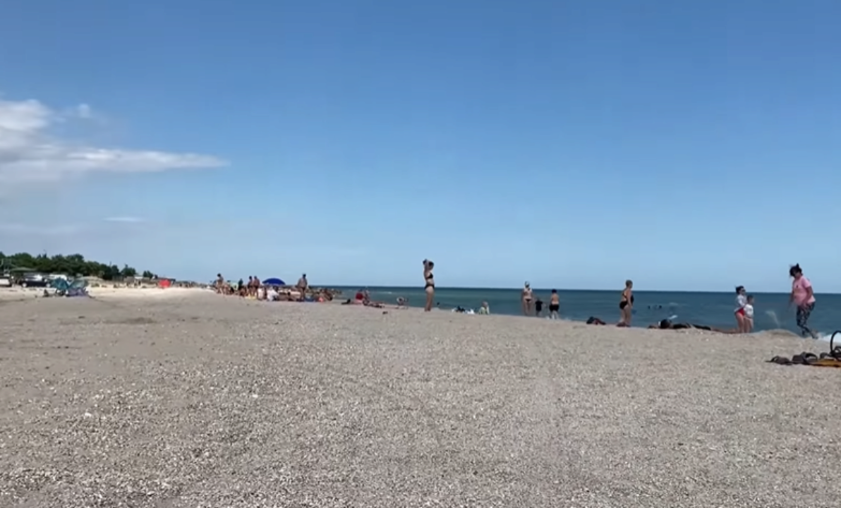 В окупованих курортних селищах з'являються відпочиваючі/Фото: скріншот В окупованих курортних селищах з'являються відпочиваючі/Фото: скріншот