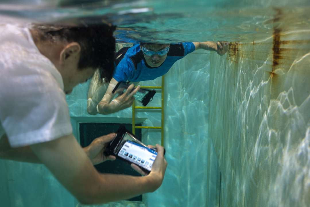 Дайвери спілкуються під водою через смартфон