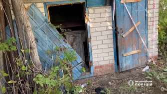 Поліцейські виявили ще одну катівню окупантів/Фото: скрін відео Утримували місцевих у нелюдських умовах: у Харківській області знайшли катівню окупантів. Відео