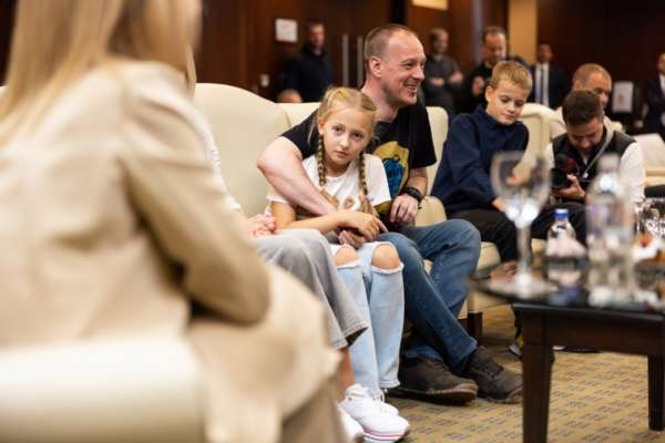 Звільнені з полону командири зустрілися з рідними в Туреччині/Фото: Офіс президента України Довгоочікувана зустріч: звільнені з полону командири побачилися з рідними в Туреччині