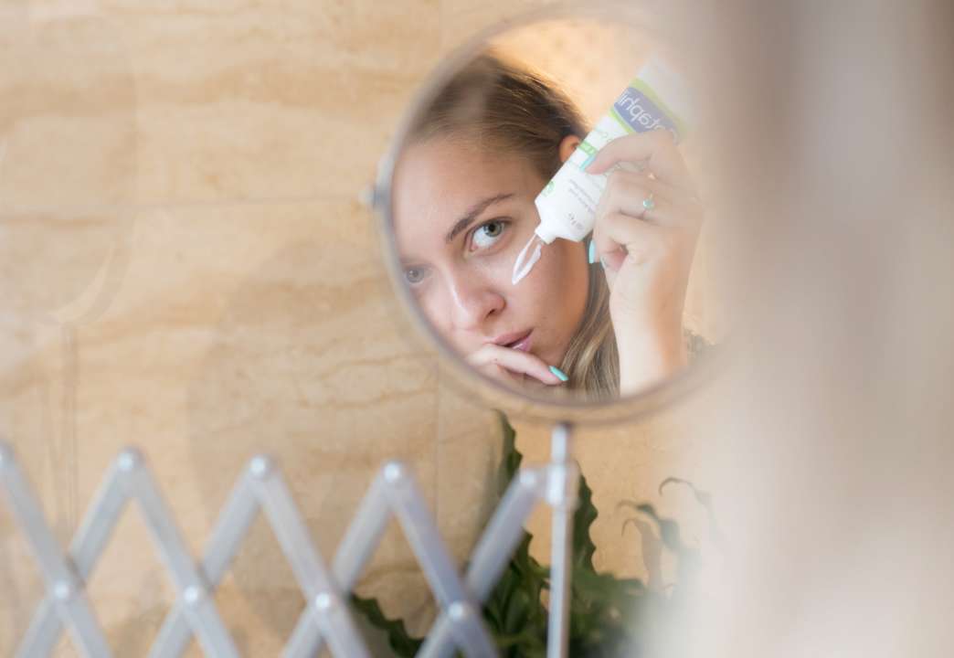 Как правильно ухаживать за своей кожей зимой/Фото: Humphrey Muleba/Unsplash Сухость и раздражение: как защитить свою кожу в холодные дни