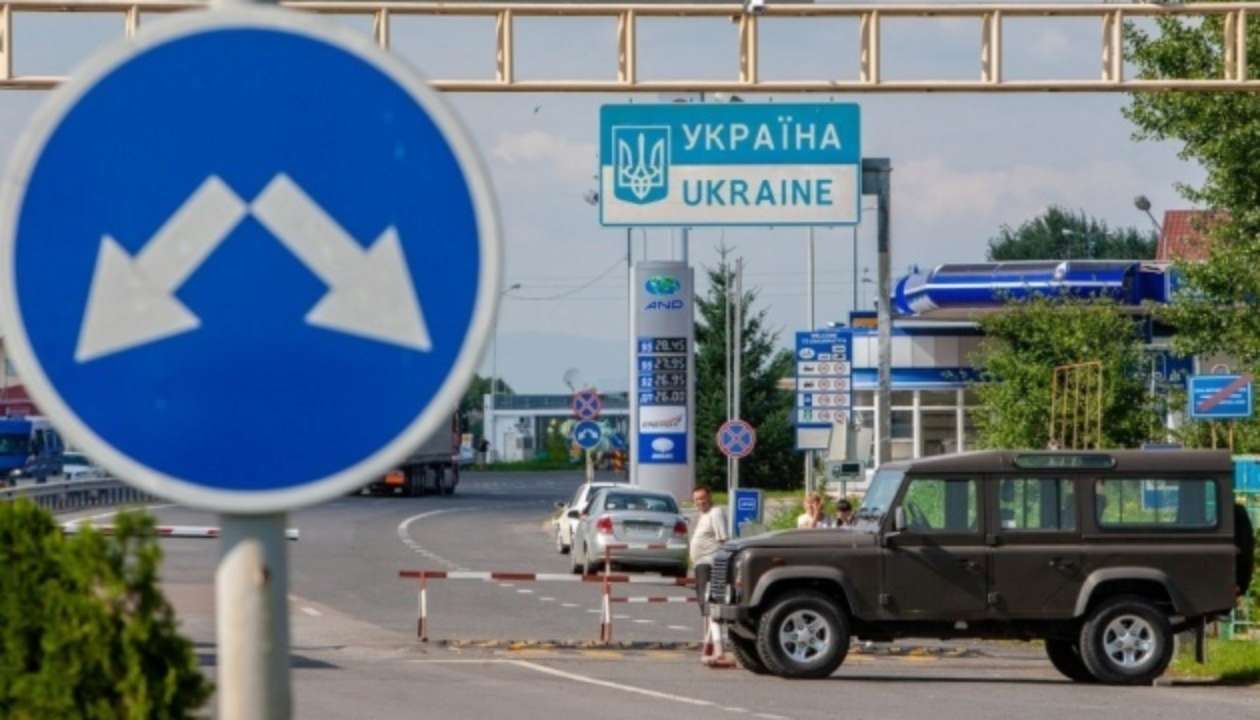 кому можна виїжджати за кордон у 2023 році