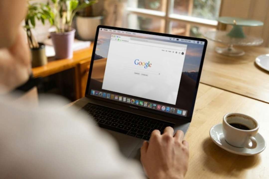Поисковик Google на ноутбуке