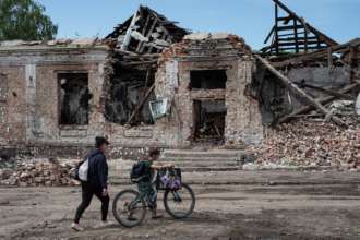В Украине из-за войны погиб 261 ребенок/Фото: Getty Images Женщина с ребенком