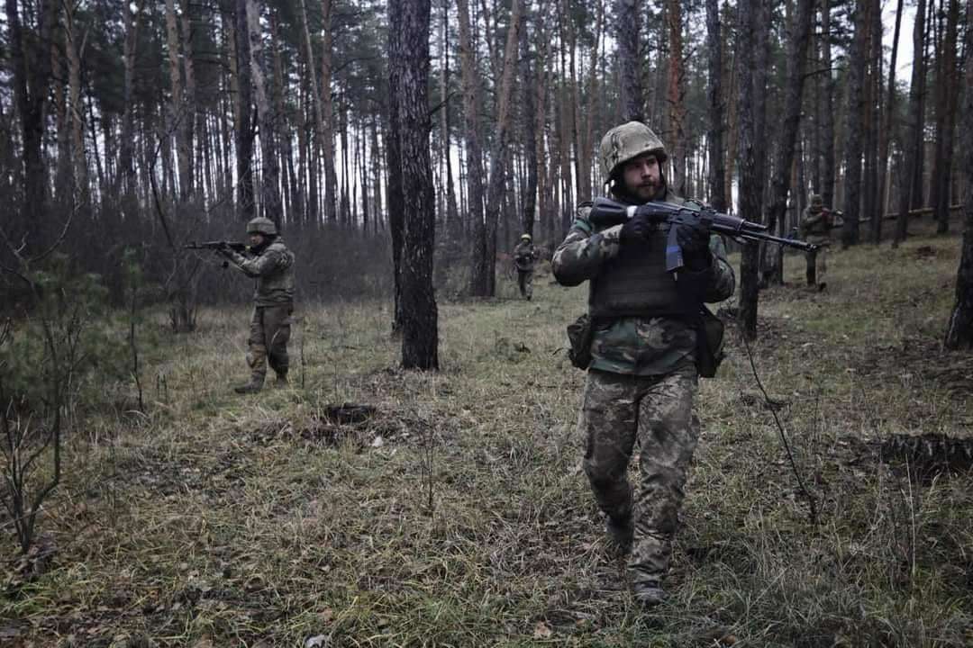 Втрати загарбників станом на 29 листопада 2022 року/Фото: Генштаб ЗСУ/Facebook Українські військові у лісі