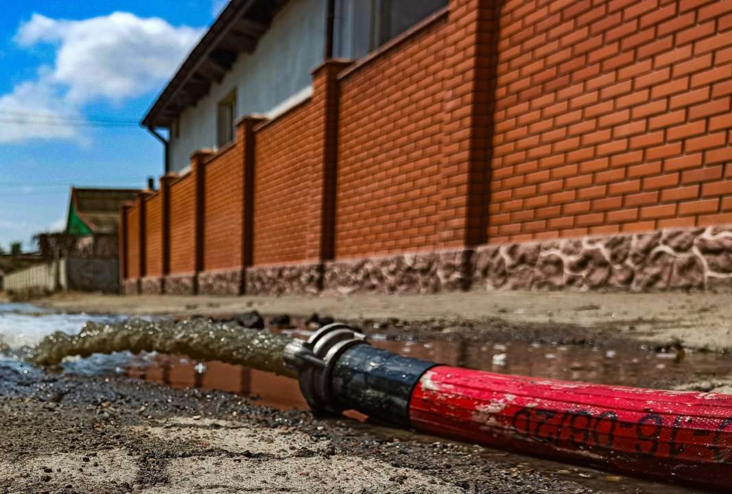 Рятувальники продовжують боротися з наслідками підриву дамби Каховської ГЕС / Фото: t.me/dsns_telegram Рятувальники продовжують боротися з наслідками підриву дамби Каховської ГЕС / Фото: t.me/dsns_telegram