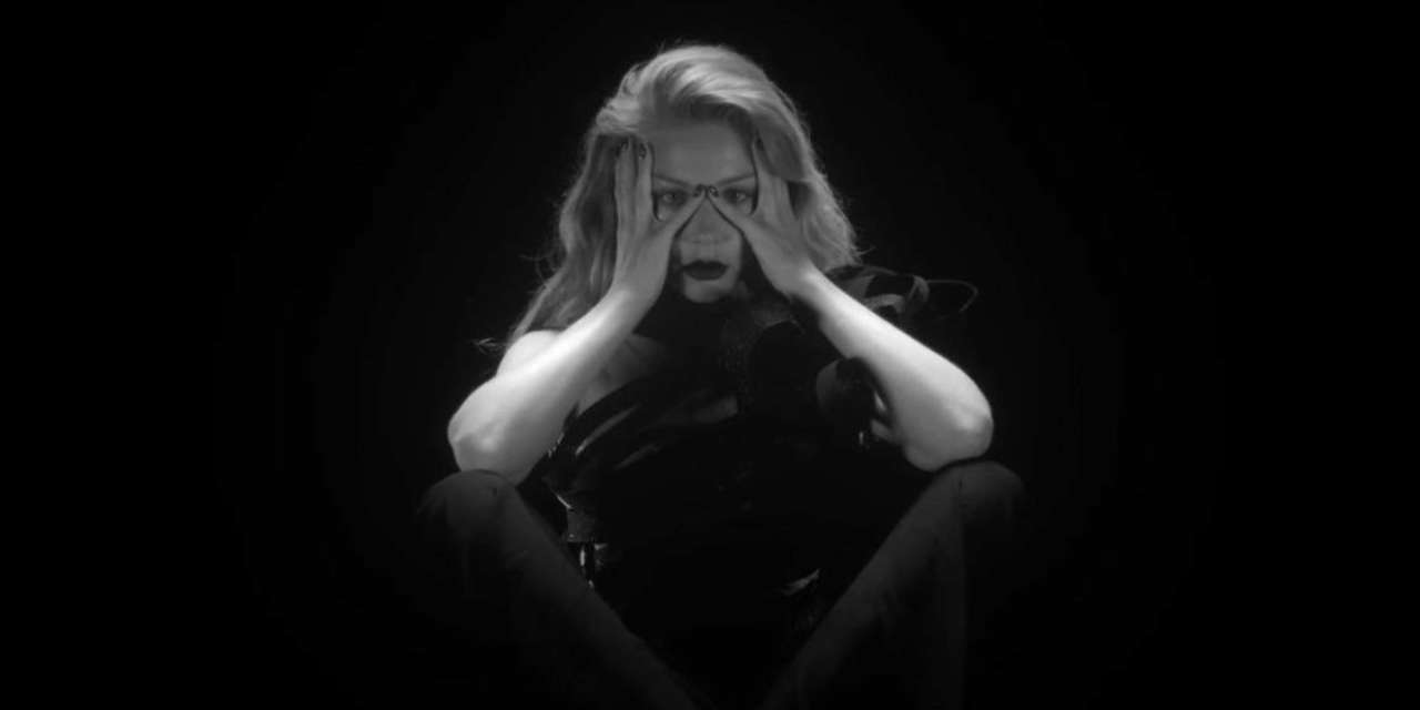 Тіна Кароль "Шукай мене" / Скриншот з відео на Ютуб-каналі "Tina Karol" Тіна Кароль презентувала кліп на старий хіт, який присвятила військовим. Відео