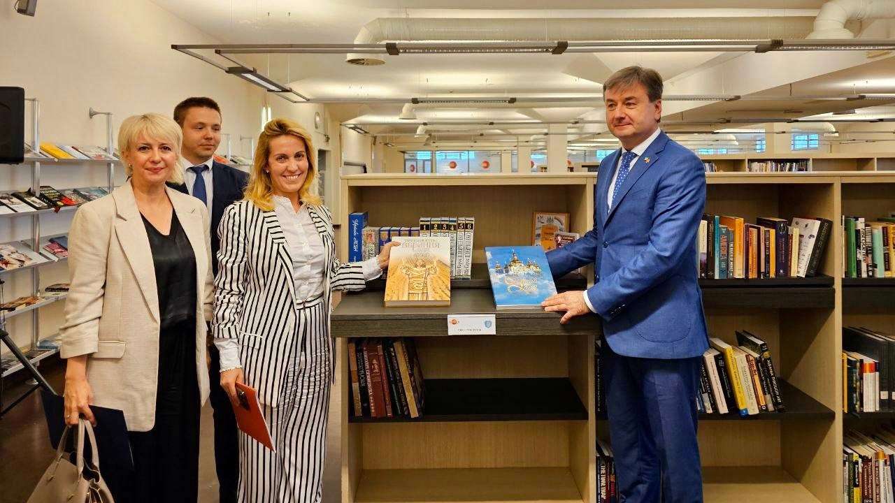 Українська книжкова поличка з'явилася в Чорногорії Українська книжкова поличка з'явилася у місті Подгориця, в Чорногорії