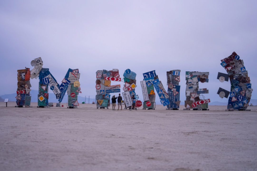 Українська інсталяція I'm Fine на фестивалі Burning Man 2024 / Фото: ukrainian_witness Українська інсталяція I'm Fine на фестивалі Burning Man 2024