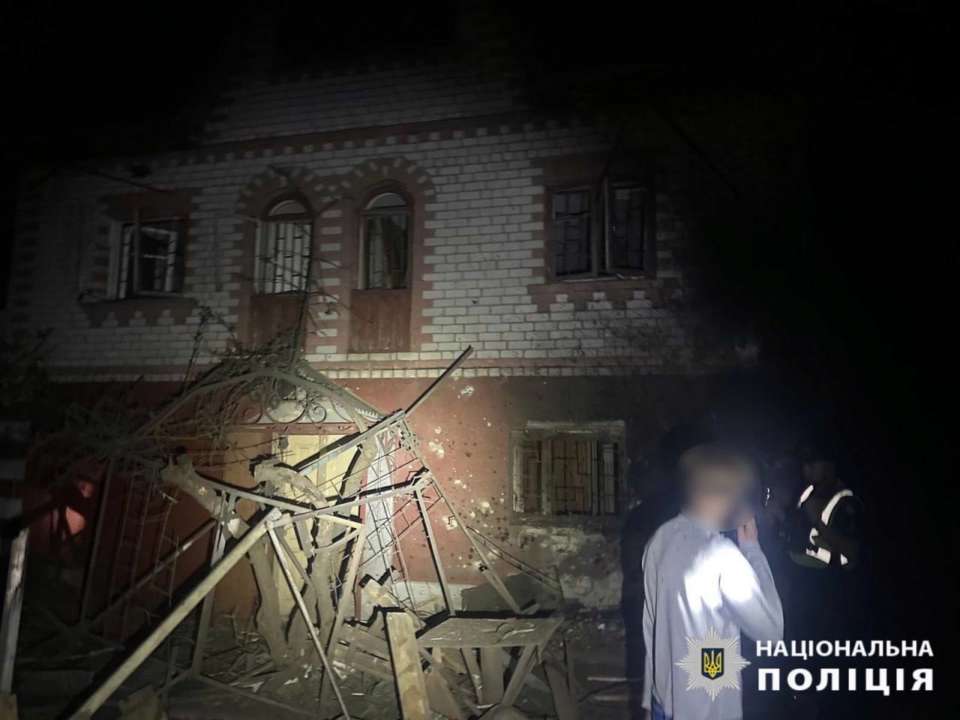 На Киевщине в результате падения обломков сбитых целей ранена женщина/Фото: mvs_ukraine В результате падения обломков в Киевской области повреждены дома и авто: последствия вражеских атак