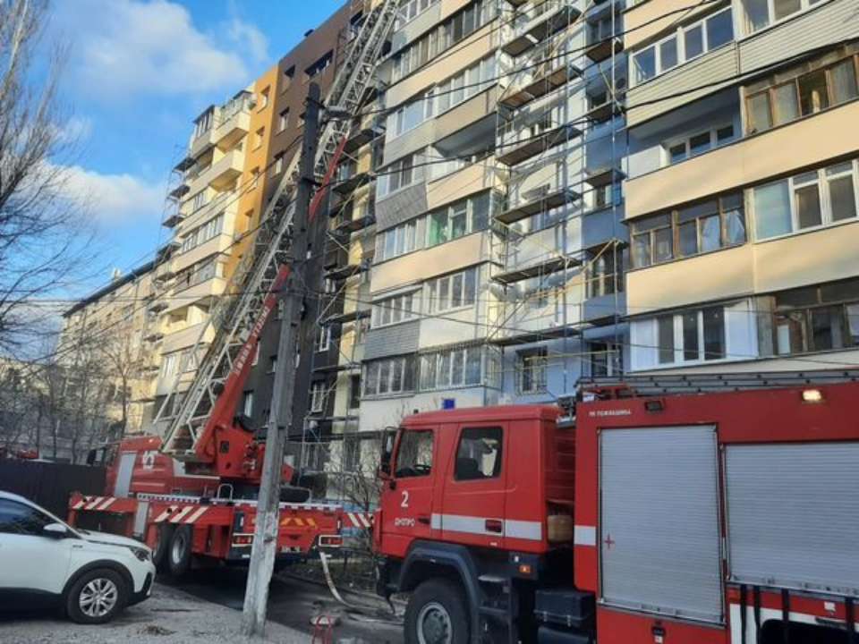 Врятували 11 людей та кота. У Дніпрі горів дах багатоповерхівки
