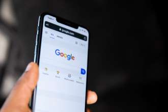 Поисковик Google перестанет отвечать на "глупые" вопросы пользователей/ Фото: Solen Feyissa/Unsplash Google перестанет давать быстрые ответы на бессмысленные вопросы