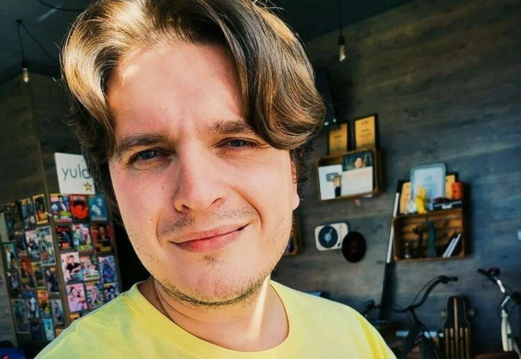 Анатоліч вразив шанувальників своїм архівним знімком/Фото: anatoliyanatolich/instagram З довгим кучерявим волоссям: Анатоліч показав архівне фото зі свого паспорта