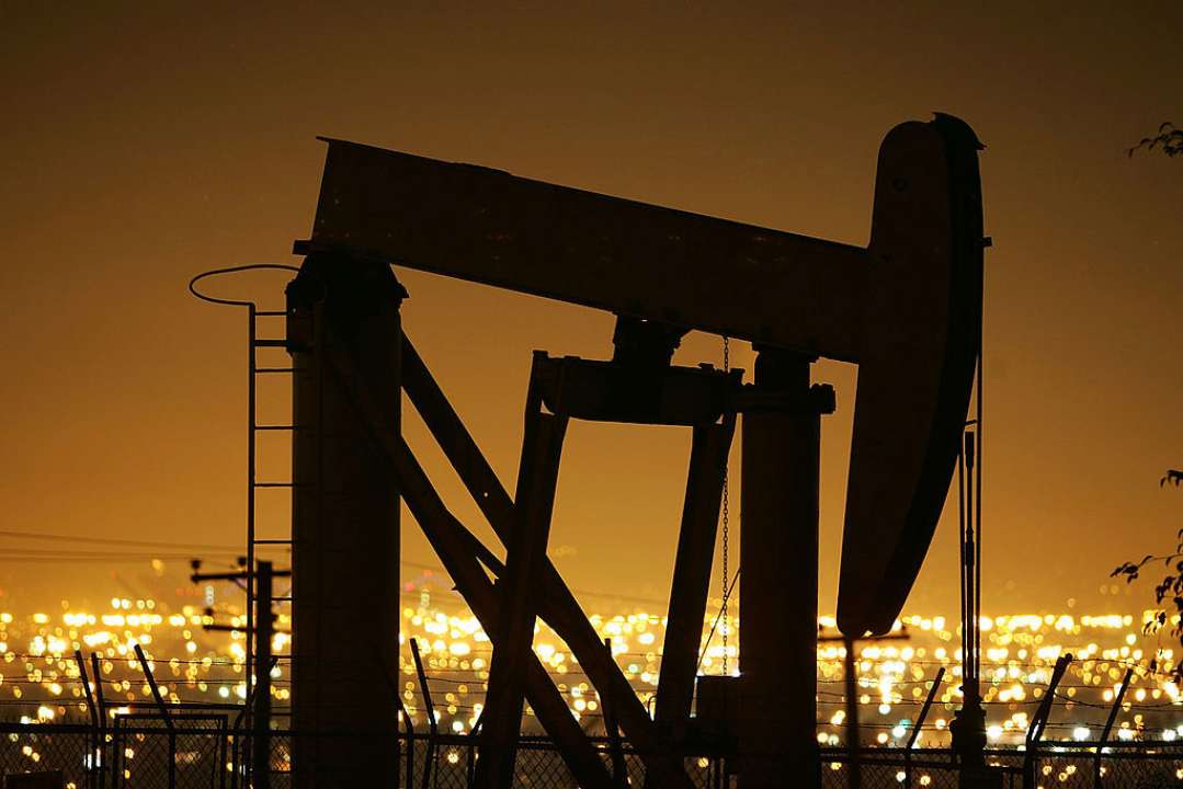 Нафта рекордно подорожчала після рішення про скорочення світових постачань/Фото: Getty Images Нафта