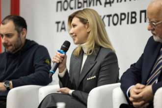 Перша леді поспілкувалася з українськими студентами/Фото: Telegram У діловому костюмі та з брошкою: Зеленська зустрілася зі студентами-архітекторами