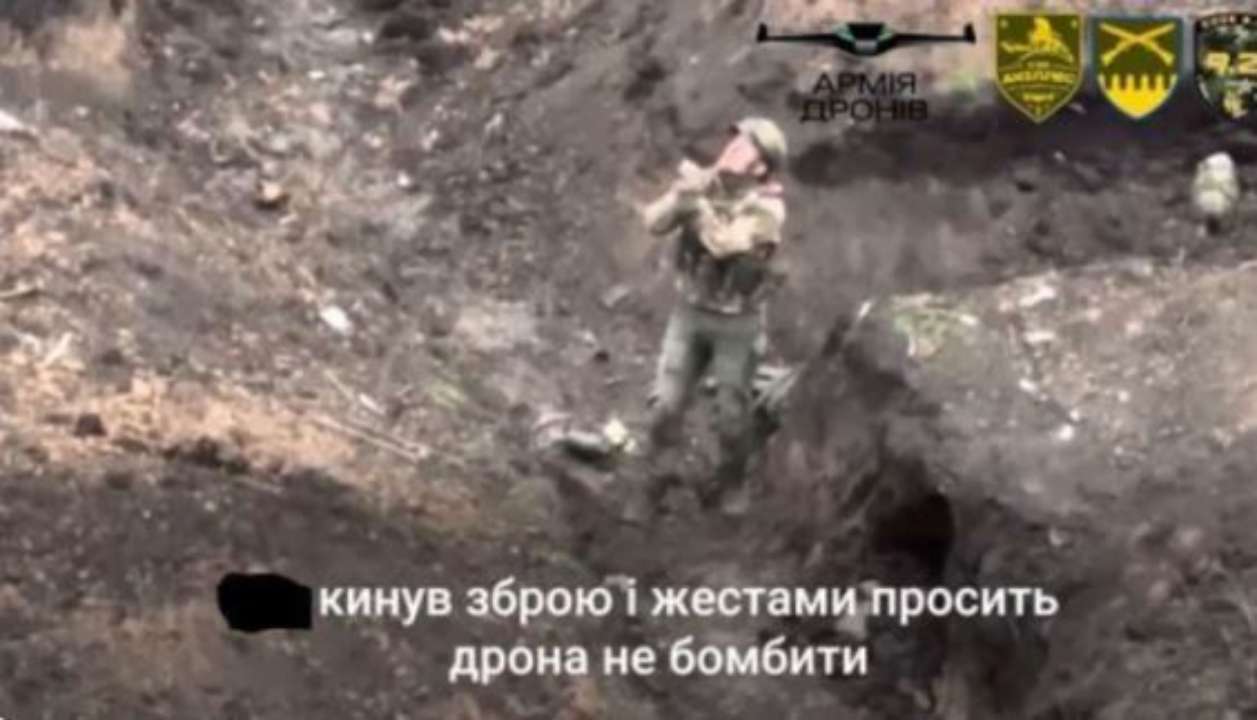 Враг заметил беспилотник и начал жестами показывать желание сдаться Враг заметил беспилотник и начал жестами показывать желание сдаться