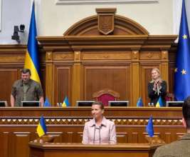 До Києва також приїхала премʼєр-міністерка Данії Метте Фредеріксен, їй подякували за F-16. Вона виступила у ВРУ До Києва також приїхала премʼєр-міністерка Данії Метте Фредеріксен, їй подякували за F-16. Вона виступила у ВРУ