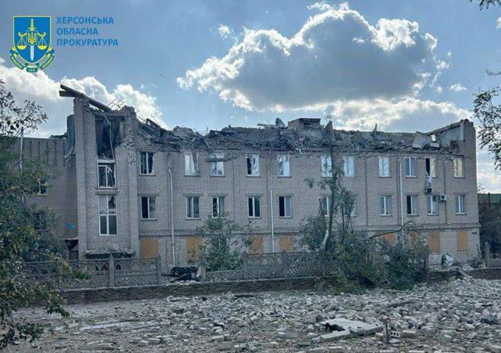 россияне нанесли удар по больнице и станции экстренной помощи на Херсонщине, есть пострадавшие – правоохранители фиксируют последствия