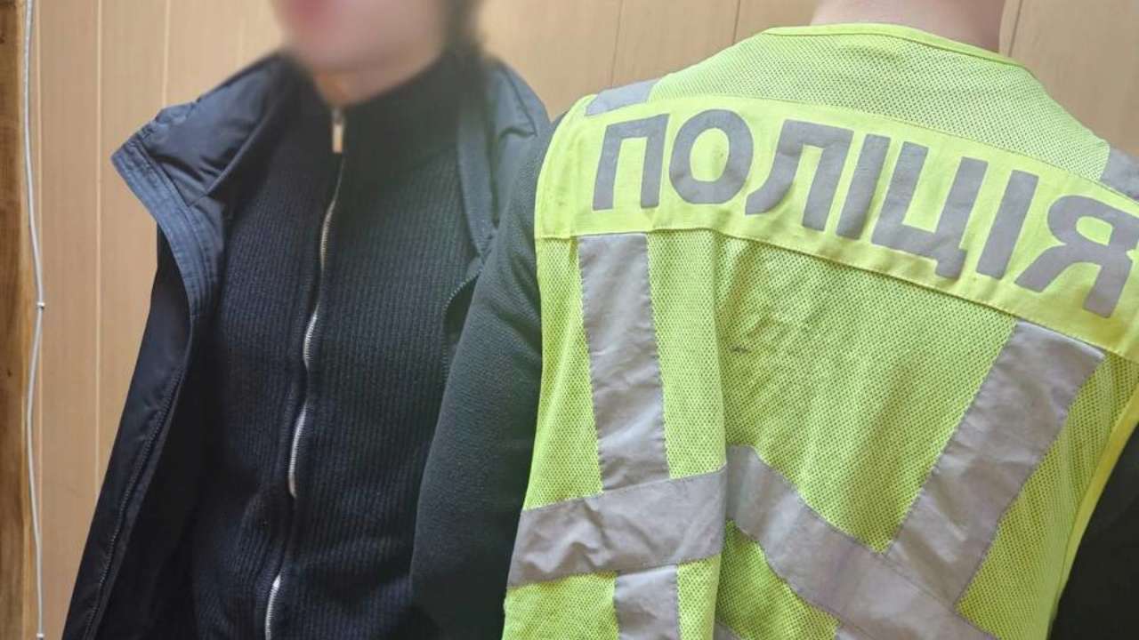 Поліція Києва та СБУ затримали чоловіка, який намагався пошкодити прапорці на Майдані Незалежності