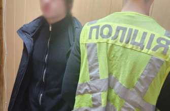 Полиция Киева и СБУ задержали мужчину, который пытался повредить флажки на Майдане Независимости Полиция Киева и СБУ задержали мужчину, который пытался повредить флажки на Майдане Независимости