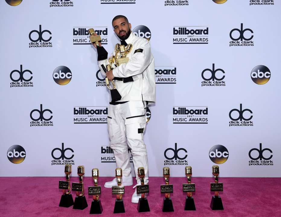 Billboard назвал лучшего музыканта десятилетия. Слушаем 7 хитов звезды