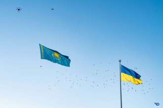 У Києві відбулася невелика акція солідарності з народом Казахстану. Фото: Dronarium У Києві запустили прапор Казахстану