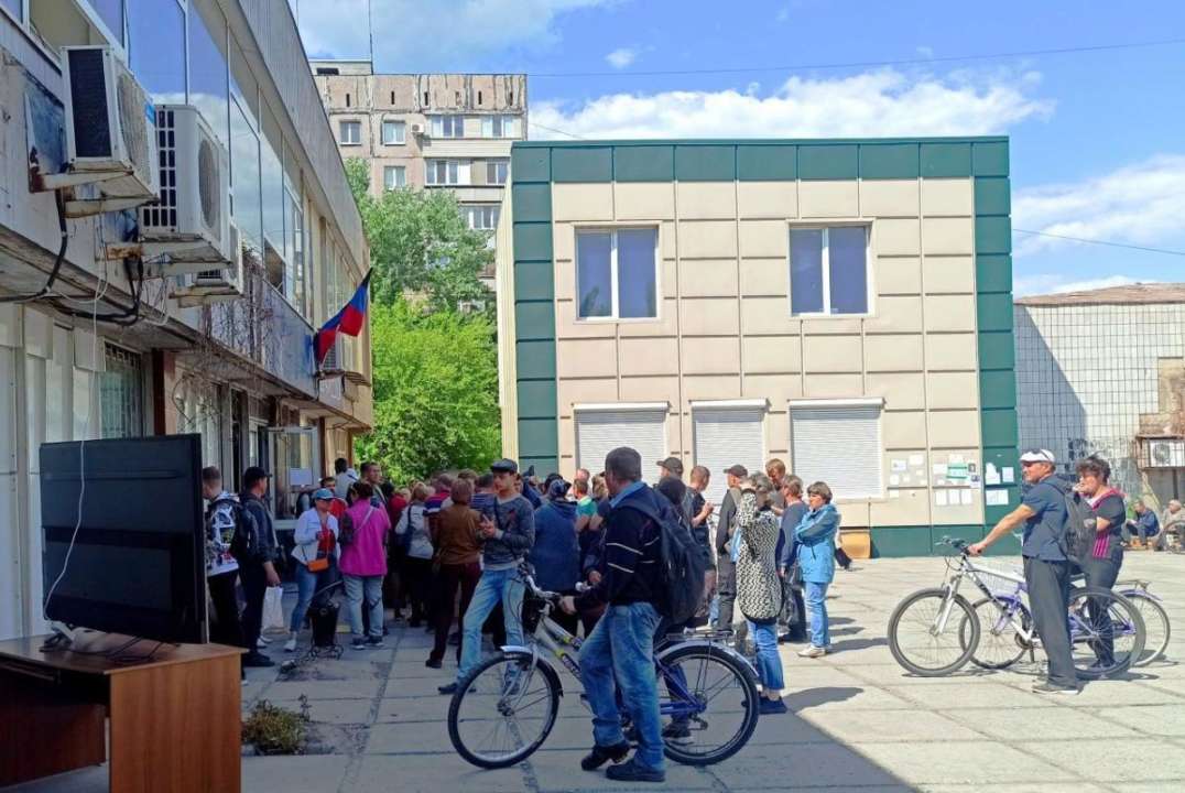 В Мариуполе в очередях за едой стоят тысячи человек