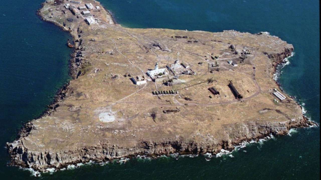 Оккупанты сбросили авиабомбы на остров Змеиный. Фото: Wikipedia остров Змеиный