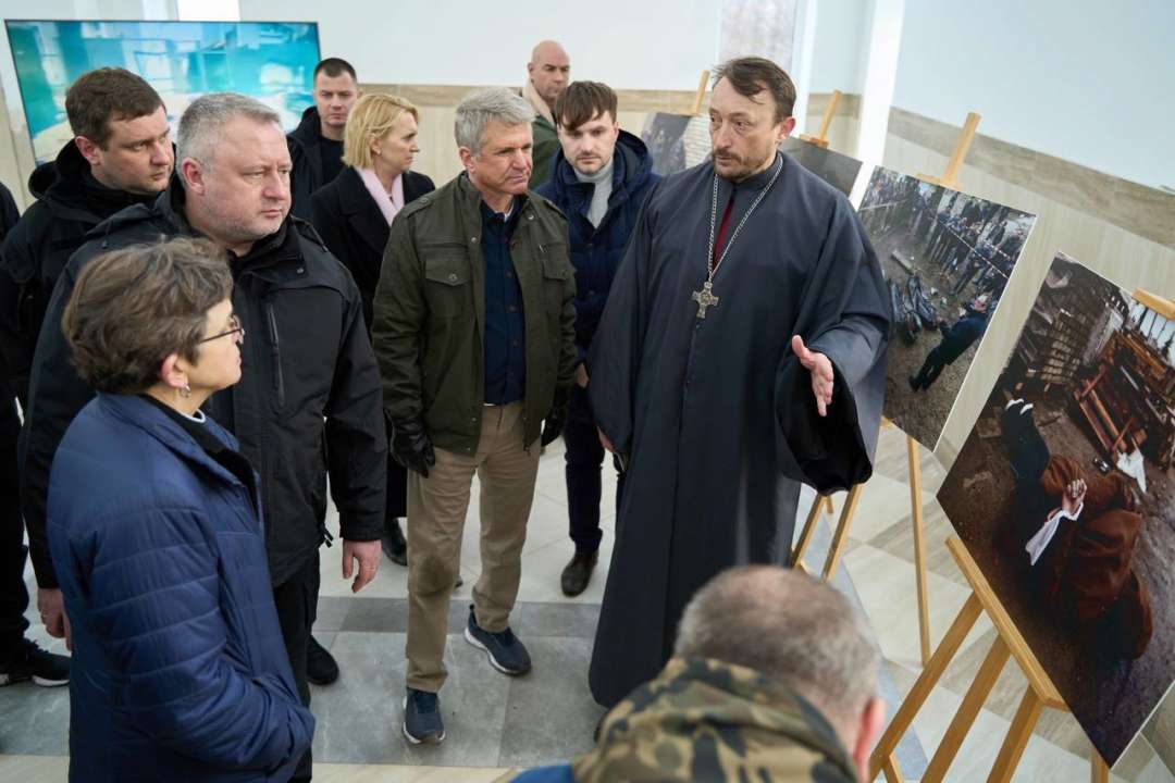 У Бучі були знайдені масові поховання зі знівеченими тілами чоловіків, жінок, дітей. Катування, вбивства, сексуальне насильство