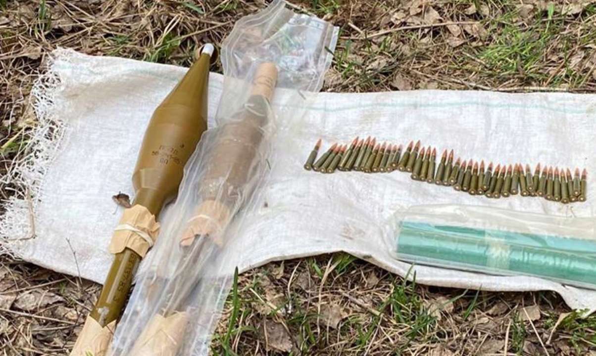 СБУ нашла 2 тайника с вражеским оружием / Фото: ssu.gov.ua СБУ нашла 2 тайника с вражеским оружием / Фото: ssu.gov.ua
