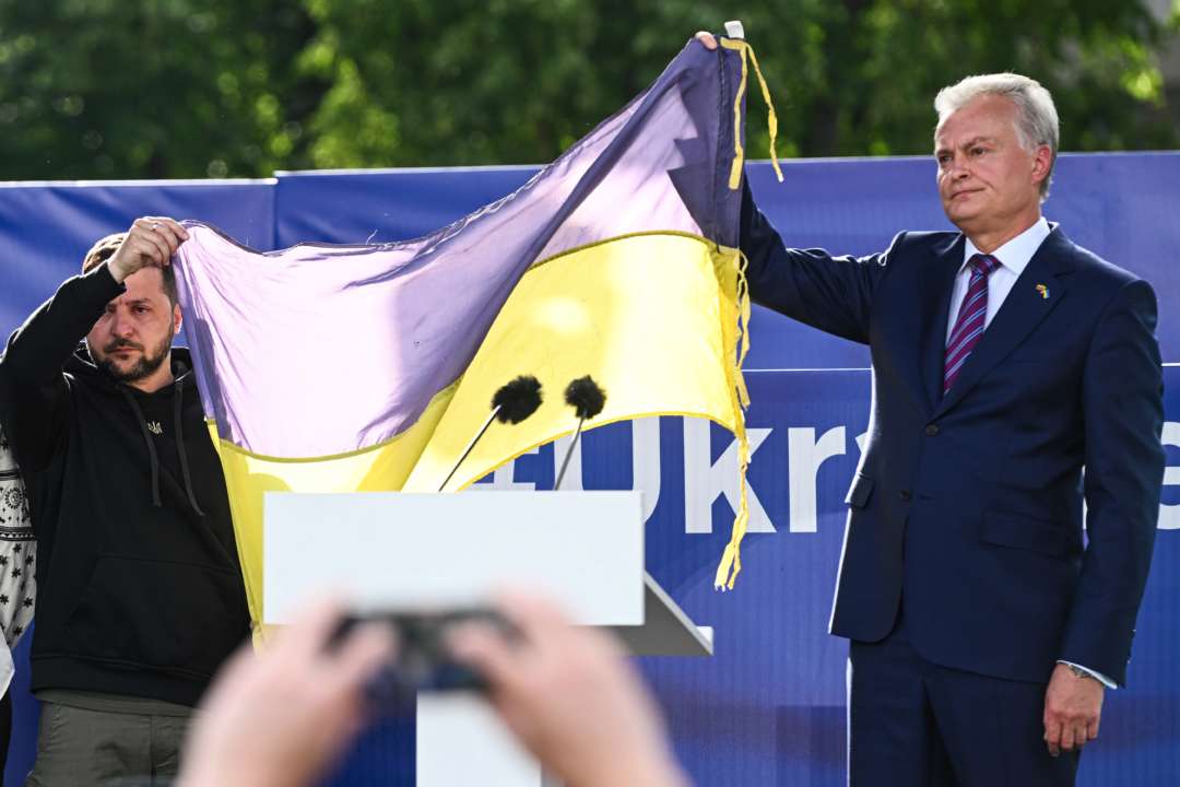 Про що говорив Зеленський на виступі у Вільнюсі / Фото: Getty Images У Вільнюсі замайорів український прапор з Бахмута: виступ Зеленського