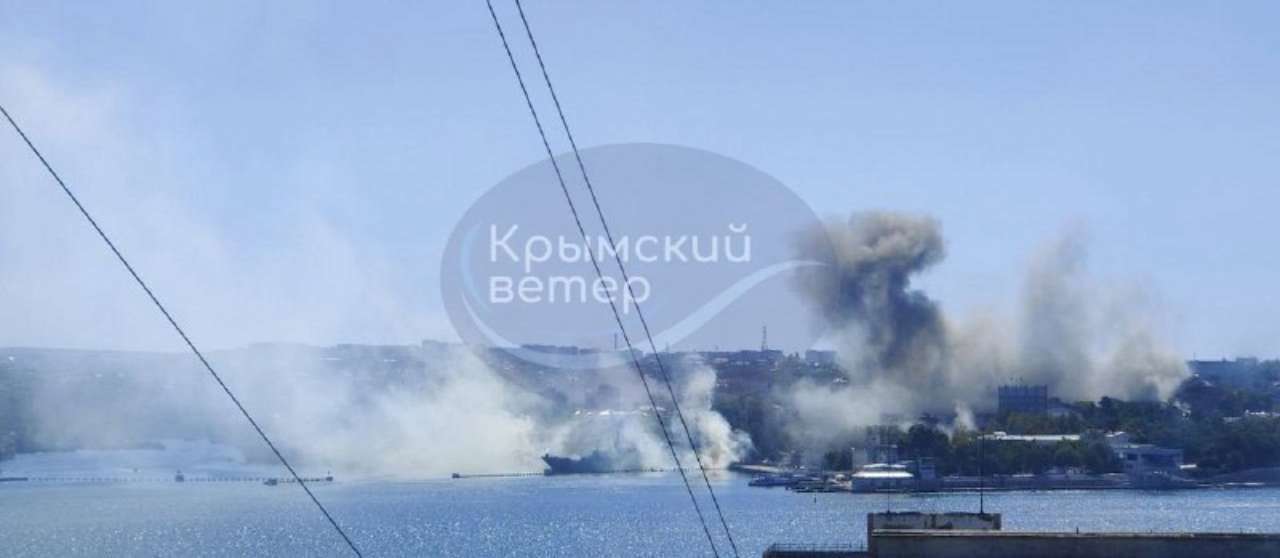 В тимчасово окупованому Севастополі пролунали вибухи/Фото: telegram В окупованому Севастополі знову все в диму: зупинено рух морського транспорту