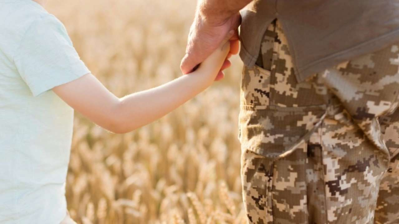 Як допомогти дитині пережити розлуку, якщо один із батьків на війні Як допомогти дитині пережити розлуку, якщо один із батьків на війні: поради