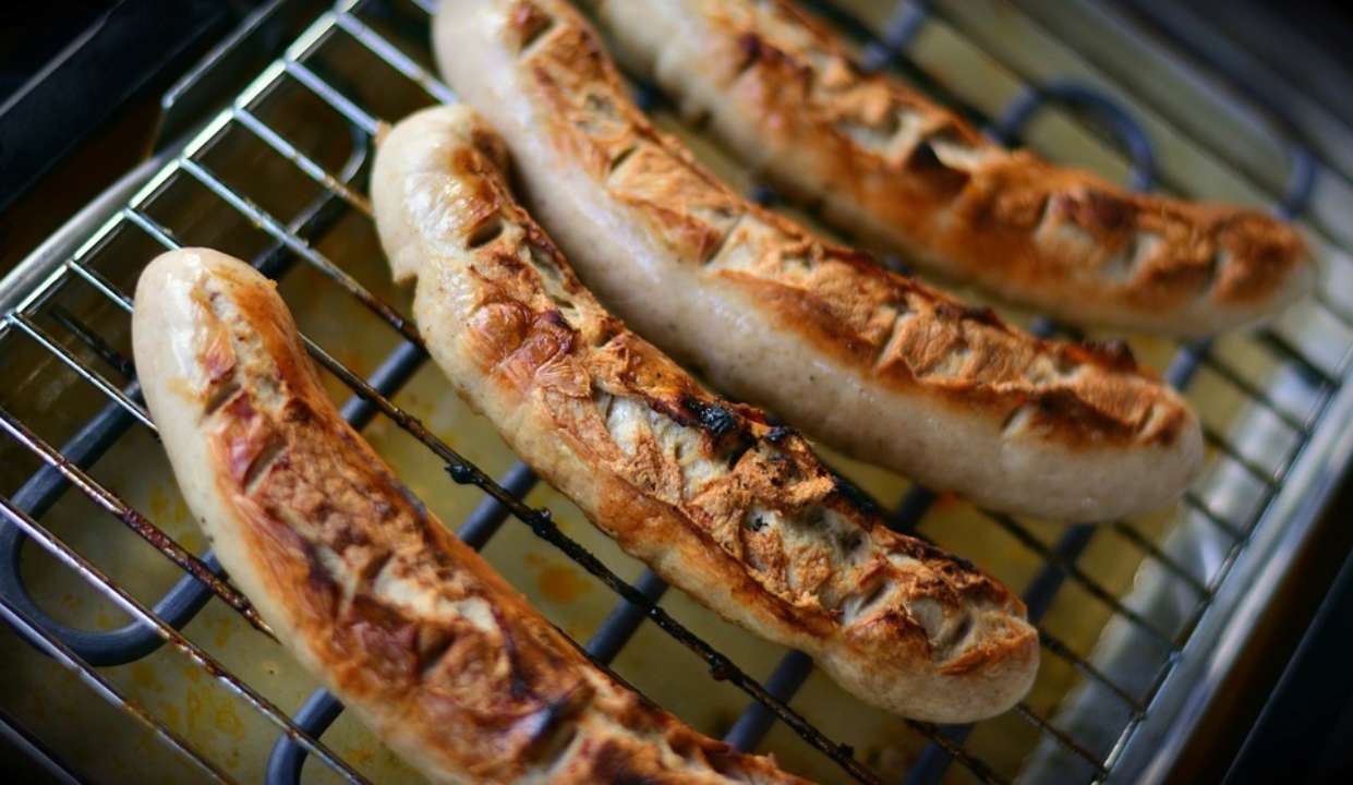 Полезная альтернатива супермаркетам: рецепт куриных сосисок