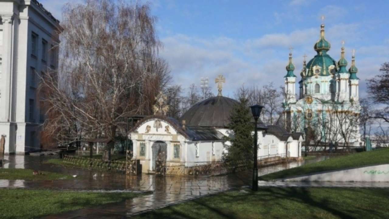 Территория, на которой построили МАФ, подпадает под защиту ЮНЕСКО, является буферной зоной Софии Киевской и входит в заповедник "Древний Киев"/Фото: tvoemisto Музей истории Украины менее чем за сутки собрал средства на демонтаж "церкви-МАФа" упц мп