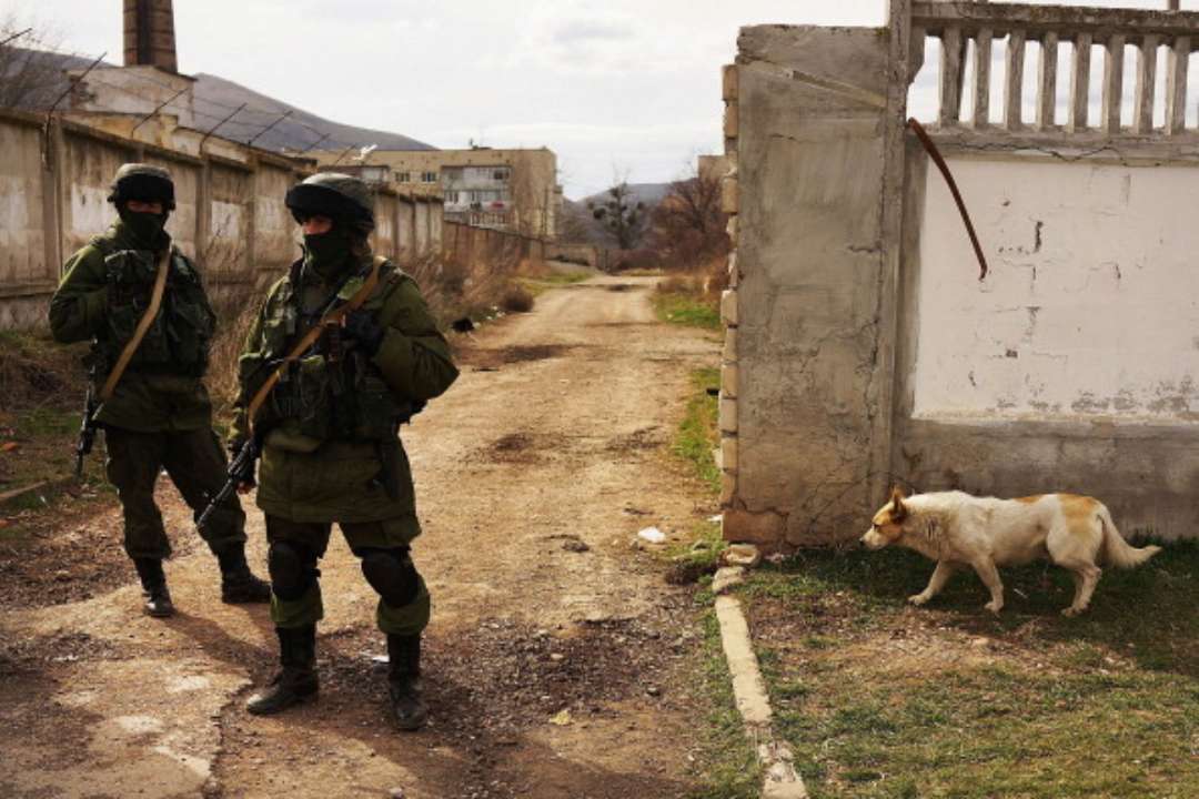 Російські війська риють окопи на півночі Криму: показали супутникові знімки
